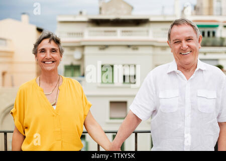 Portrait of happy senior couple standing on terrace Banque D'Images