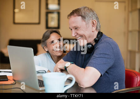 Happy senior couple at home Banque D'Images