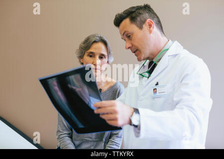 Close-up de médecin en expliquant à l'image radiologique dans une clinique médicale du patient Banque D'Images