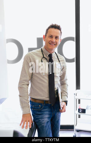 Portrait of smiling doctor standing at hospital Banque D'Images