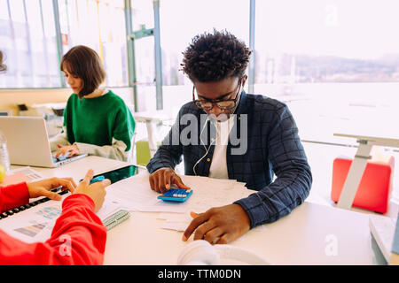 Les étudiants qui étudient dans la bibliothèque Banque D'Images