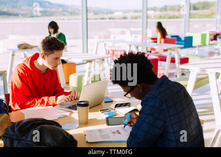 Les étudiants de l'université studying in library Banque D'Images