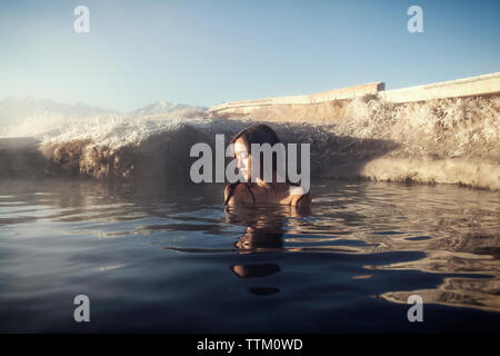 Woman relaxing in Mammoth Lake Hot Springs Banque D'Images