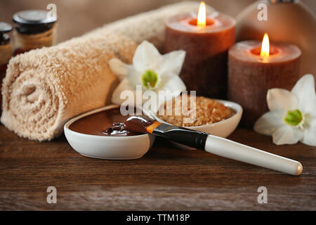Chocolat Spa ensemble avec des bougies sur fond flou Banque D'Images