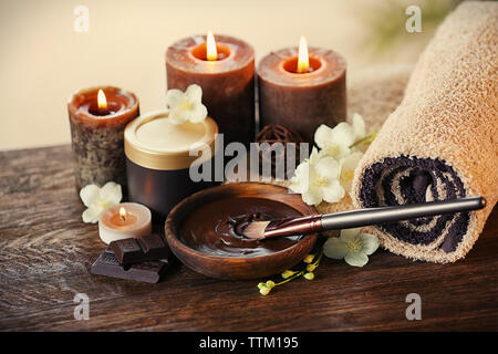 Chocolat Spa ensemble avec des bougies sur fond flou Banque D'Images