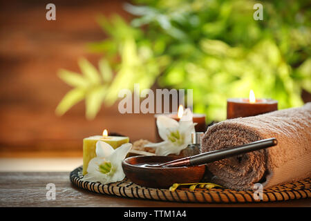 Chocolat Spa ensemble avec des bougies sur fond flou Banque D'Images
