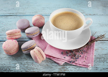 Tasse de café avec des macarons sur table en bois Banque D'Images