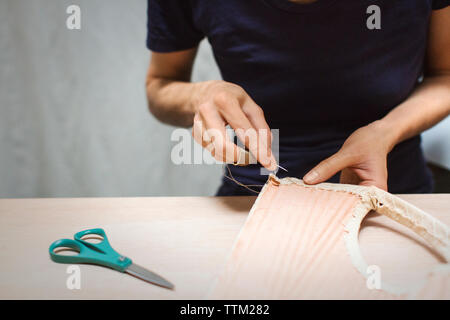 Portrait Fashion designer tissu couture à table dans l'atelier Banque D'Images
