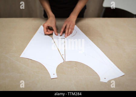 Portrait of Fashion designer holding tissu à table en atelier Banque D'Images