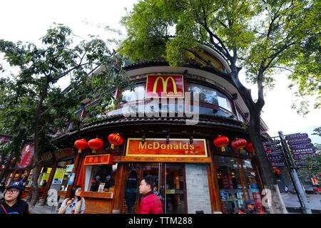McDonald's dans la région de Dali, Yunnan, Chine. Dali, Yunnan, Chine - novembre,2018. Banque D'Images
