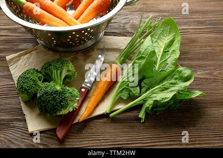 Carottes aux fines herbes sur table en bois Banque D'Images