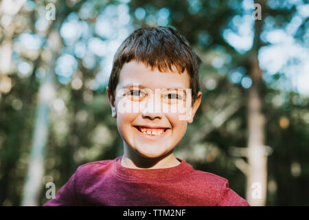 Portrait of cute smiling boy in park Banque D'Images