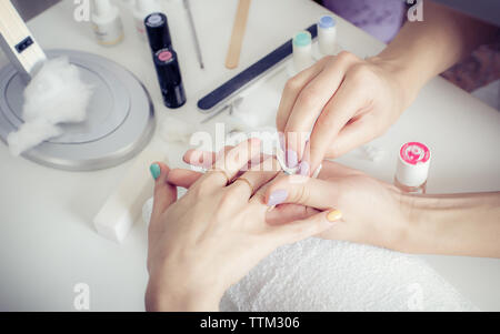 Traitement des ongles de doigt, le meulage et le polissage en instituts de beauté. Processus manucure Banque D'Images
