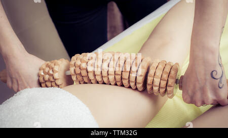 Traitement Anti-cellulite. Jeune femme maderotherapy au spa salon de massage Banque D'Images