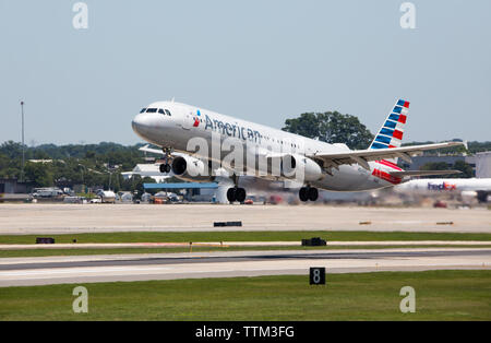 Un Airbus A321 d'American Airlines décollera de l'aéroport international Charlotte-Douglas dans un ciel sans nuages, ciel bleu. Banque D'Images