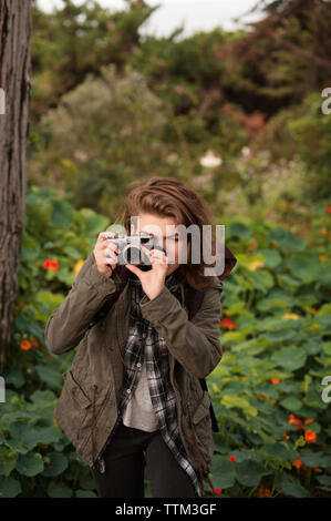 Belle photographie de randonneur à travers l'appareil photo à l'ancienne en forêt Banque D'Images