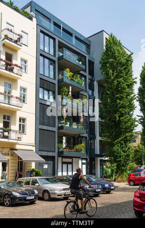 L'extérieur de l'immeuble moderne de luxe dans embourgeoisés quartier de Prenzlauer Berg à Berlin, Allemagne Banque D'Images
