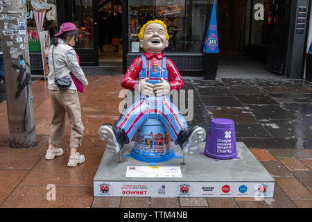 Glasgow, Ecosse, Royaume-Uni. 17 Juin, 2019. La vie à Glasgow, créé par Taylor McTaggart. Cette statue montre Oor Wullie vêtu de sa salopette, représentant fièrement le Collège tartan. Sa chemise propose également les nombreux sujets le Collège offre, tandis que son seau représente le meilleur de la vie à Glasgow. La sculpture fait partie d'OOR Wullie's grand seau Trail. Credit : Skully/Alamy Live News Banque D'Images