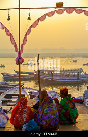 Pèlerins hindous sur une Gange Varanasi, Inde Banque D'Images