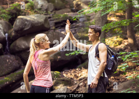 On subit donc l'autre au cours des amis de la randonnée à travers la forêt dans les régions rurales du Québec Banque D'Images