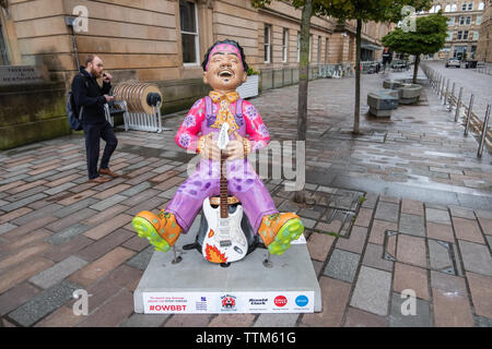 Glasgow, Ecosse, Royaume-Uni. 17 Juin, 2019. Oor Jimi, créé par Betti Moretti. Le Jimi Hendrix Experience effectuée à Glasgow deux fois. Hendrix a littéralement la maison en bas avec sa performance en mettant le feu à sa célèbre guitare sur scène, cette statue est en l'honneur de l'Ecosse est riche l'histoire de la musique, avec une réplique de sa légendaire guitare. La sculpture fait partie d'OOR Wullie's grand seau Trail. Credit : Skully/Alamy Live News Banque D'Images