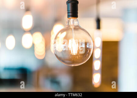 Close-up of illuminated Light bulb Banque D'Images