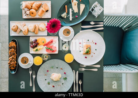 Vue de dessus de petit-déjeuner servi à table au restaurant Banque D'Images