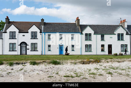Vue sur les maisons blanchies à la chaux à Port Ellen sur Islay dans les Hébrides intérieures , Ecosse, Royaume-Uni Banque D'Images