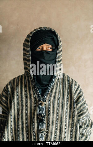 Portrait d'un homme portant des vêtements traditionnels en se tenant contre le mur Banque D'Images