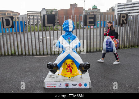 Glasgow, Ecosse, Royaume-Uni. 17 Juin, 2019. Bre de personnes, créé par Margaret Fraser. Oor Wullie partage son amour de son pays. Wullie sports le sautoir avec un chardon dans sa poche avant, c'est aussi le port d'un coeur sur sa poche arrière (pas sur sa manche), proclamant son amour pur et la joue de son pays. La sculpture fait partie d'OOR Wullie's grand seau Trail. Credit : Skully/Alamy Live News Banque D'Images