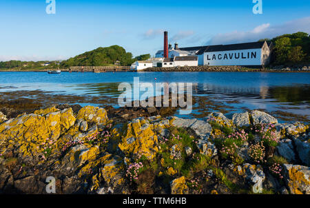 La Distillerie de Lagavulin de sur l'île d'Islay dans Hébrides intérieures de l'Écosse, Royaume-Uni Banque D'Images