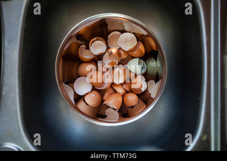 Vue de dessus de la coquille dans la cuisine à bol Banque D'Images