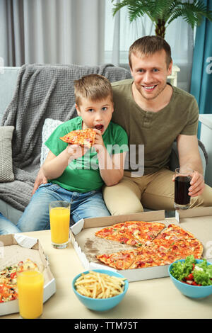 Heureux lovely family eating pizza Banque D'Images