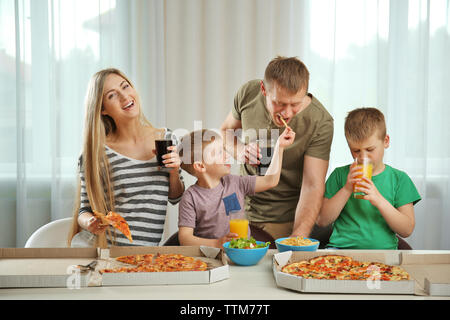 Heureux lovely family eating pizza Banque D'Images