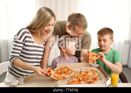 Heureux lovely family eating pizza Banque D'Images