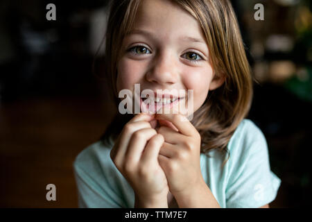 Portrait of happy girl montrant l'écart au niveau des dents accueil Banque D'Images