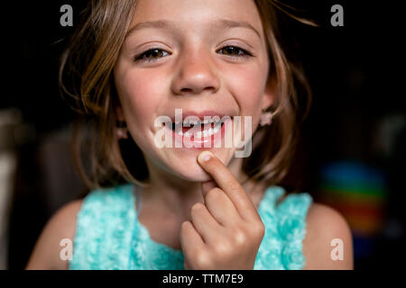 Portrait de jeune fille montrant dent écart Banque D'Images