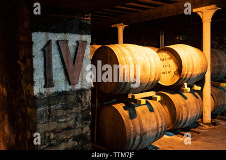 Avis de whisky écossais de barils en entrepôt à la Distillerie Bowmore sur l'île d'Islay dans Hébrides intérieures de l'Écosse, Royaume-Uni Banque D'Images