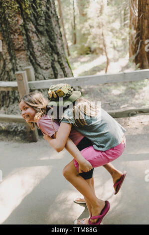 Playful girl usurpation de sœur en forêt à Kings Canyon National Park Banque D'Images