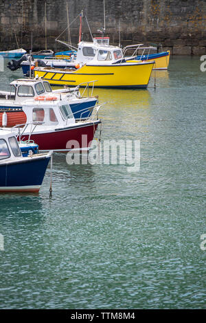Bateaux dans le port de Porthleven à Cornwall, en Angleterre Banque D'Images