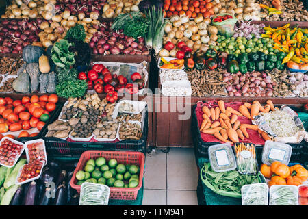 High angle view of vegetables for sale at market stall Banque D'Images