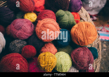Portrait de laines colorés dans panier for sale at market Banque D'Images