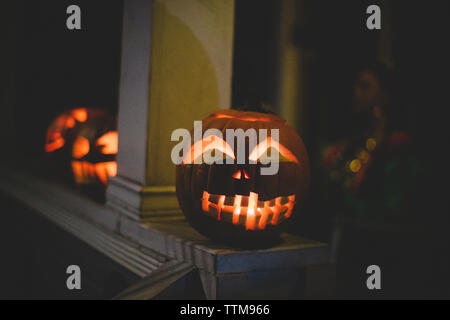 Close-up of illuminated jack o lanterne sur mur de retenue Banque D'Images