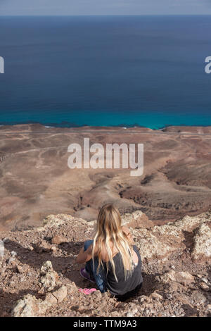 20 30 ans blonde girl admiring panorama de sommet d'un volcan Banque D'Images