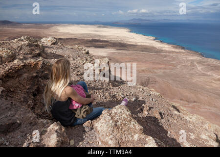 20 30 ans blonde girl admiring panorama de sommet d'un volcan Banque D'Images