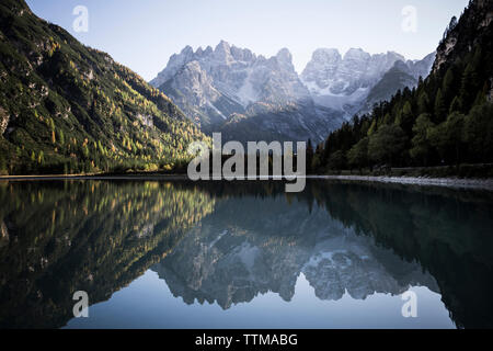 Vue panoramique du lac calme au milieu des montagnes contre le ciel Banque D'Images