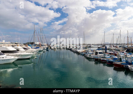 Belle image de la pêche et les bateaux de plaisance dans le village marina Corralejo Banque D'Images