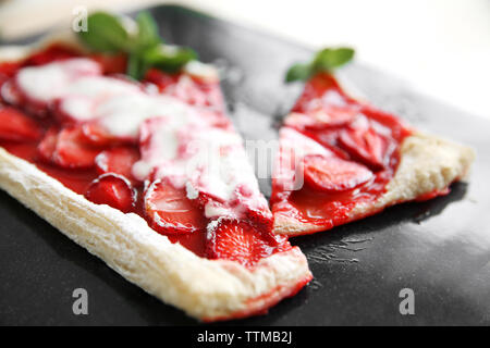 Dessert aux fraises cuites au four avec des tranches dans un plat à four Banque D'Images