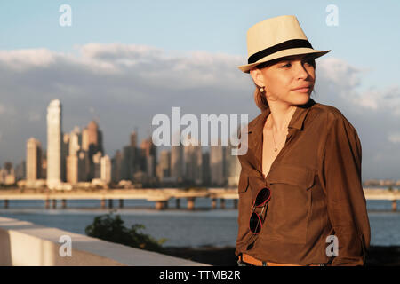 Jeune femme avec chapeau de paille visiter la ville de Panama pour le tourisme Banque D'Images