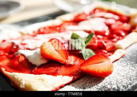 Tranches de fraise dessert avec les baies fraîches dans un plat à four Banque D'Images